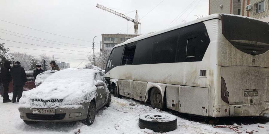 В больницах Саратова остаются четверо пострадавших в страшном ДТП с автобусом