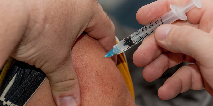 В Саратовской области резко упали темпы вакцинации из-за подготовки жителей к Новому году
