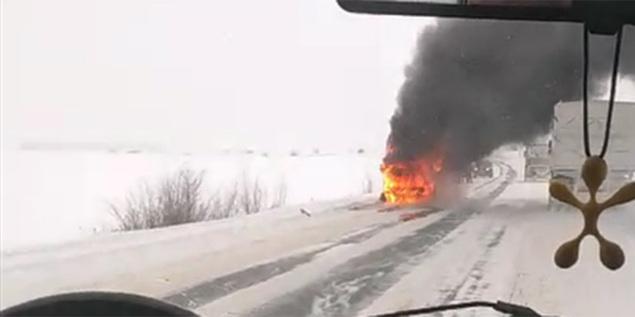 На трассе сгорел пассажирский микроавтобус Саратов-Балтай