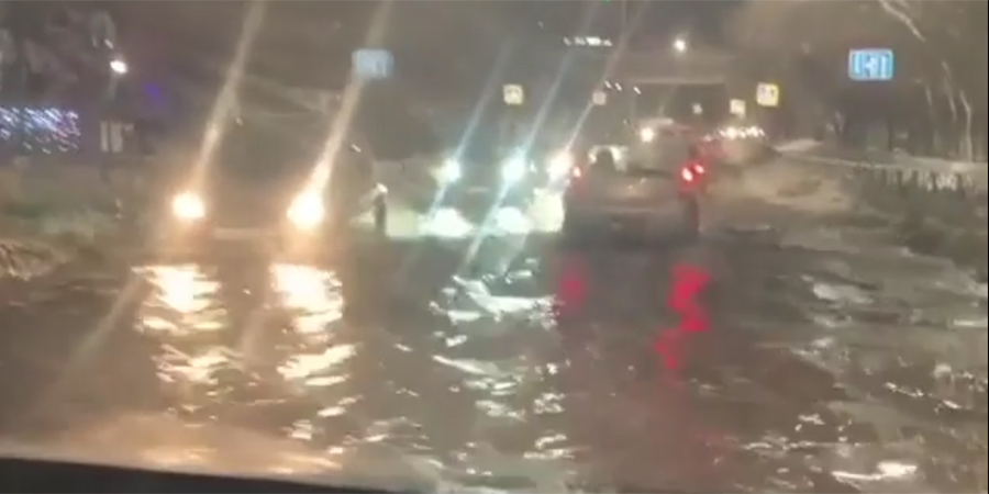 У моста Саратов-Энгельс произошел потоп: машины едут по «озеру»