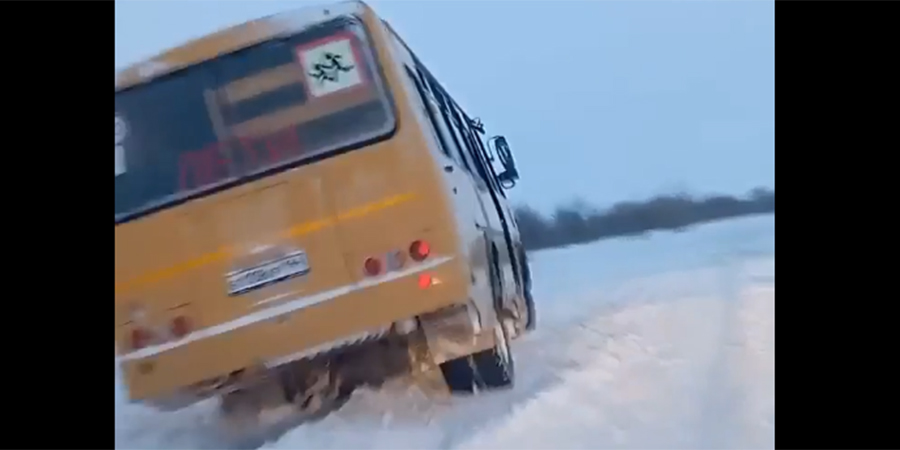 В Балаковском районе школьный автобус застрял в снегу на дороге
