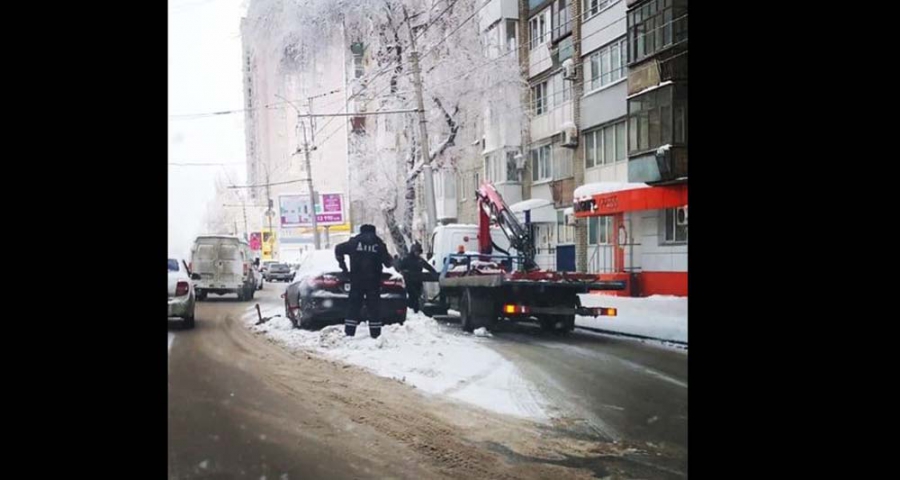 На Чернышевского машину из-за сугробов припарковали в центре проезжей части
