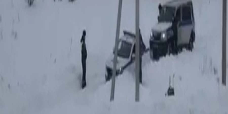 В занесенном снегом саратовском селе застрял экипаж ДПС, а затем и УАЗ «Патриот»