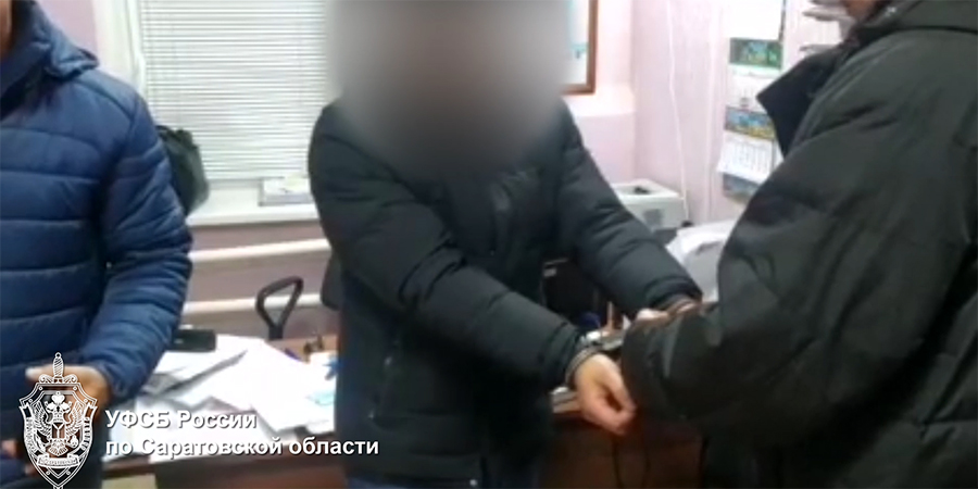 В Пугачеве полицейский напугал продавщицу уголовным делом и потребовал 300 тысяч