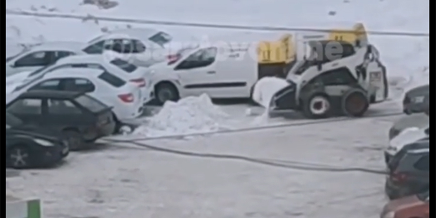 В Саратове на парковке у ТЦ рабочие завалили снегом выезд машинам