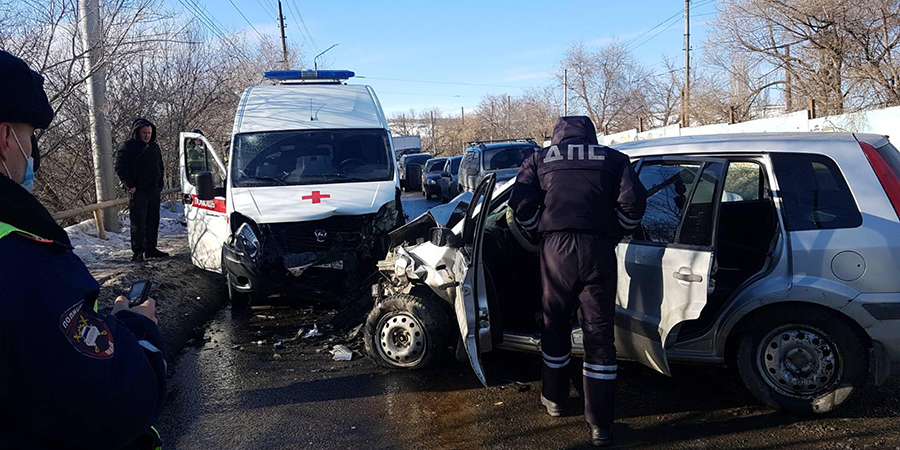 В центре Саратова 4 человека пострадало в ДТП с участием «скорой»
