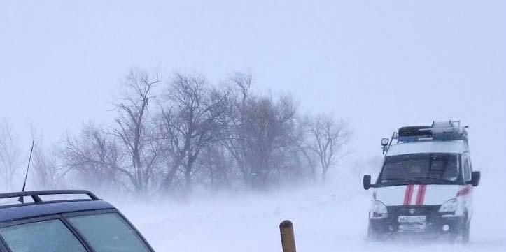 В Саратовской области из-за снегопадов спасатели эвакуируют застрявших автомобилистов