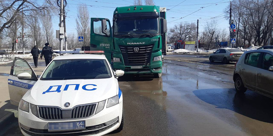 На улице Азина грузовик «КамАЗ» сбил пожилого пешехода