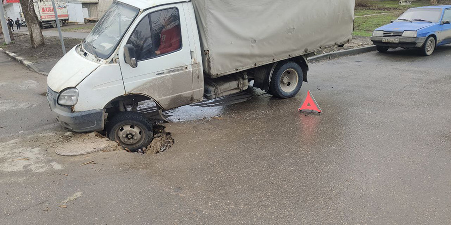 В Заводском районе в яму на дороге  провалилась грузовая «ГАЗель»