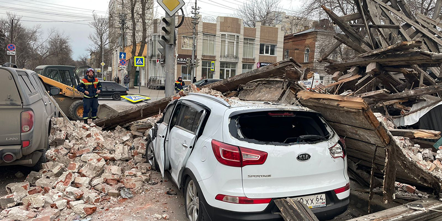 В Саратове стена рухнула на автомобили при сносе дома. Ожидается суд