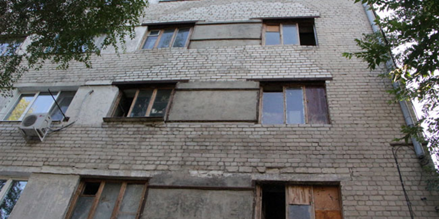 Саратовские чиновники не спешили признать аварийным дом с трещинами и плесенью