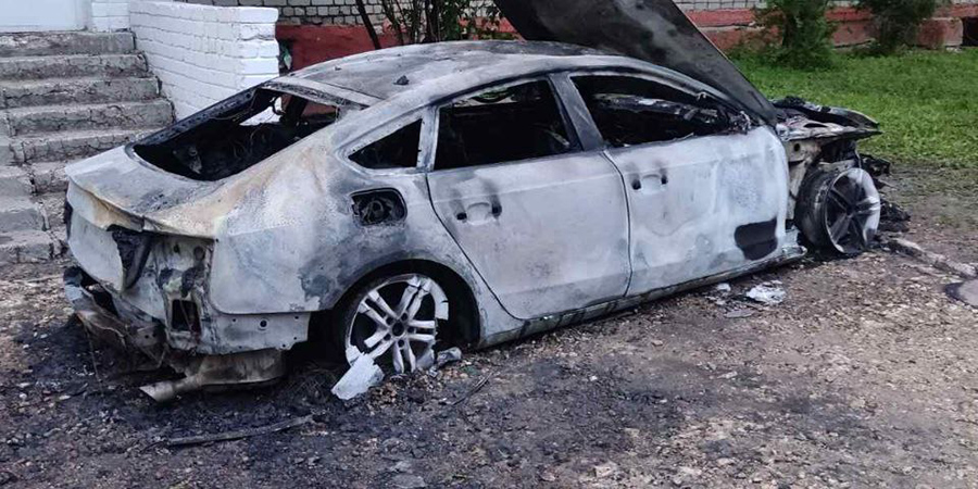 В Балакове возле жилого дома сгорела иномарка «Ауди»