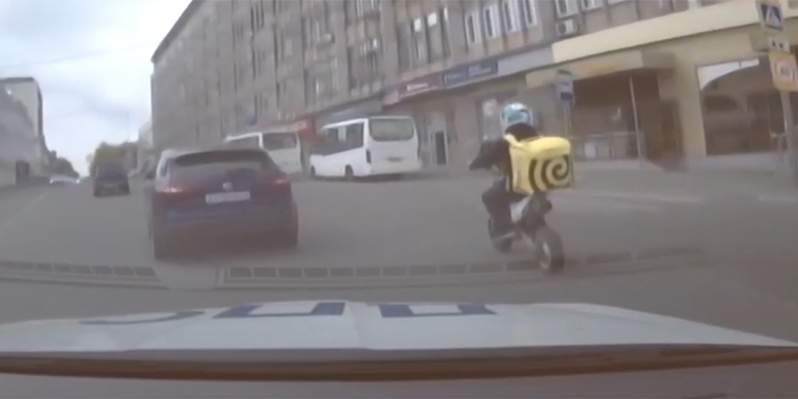 В центре Саратова полицейские гонялись за 17-летним мотоциклистом