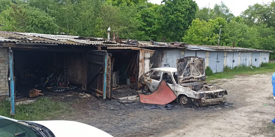 В Вольске пожар уничтожил «ВАЗ» с тремя гаражами