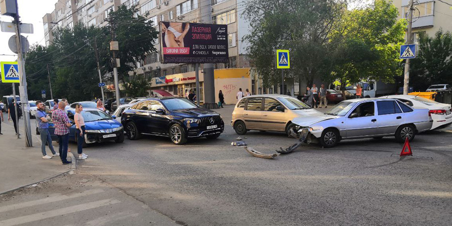 В Саратове у моста через Глебовраг столкнулись четыре автомобиля