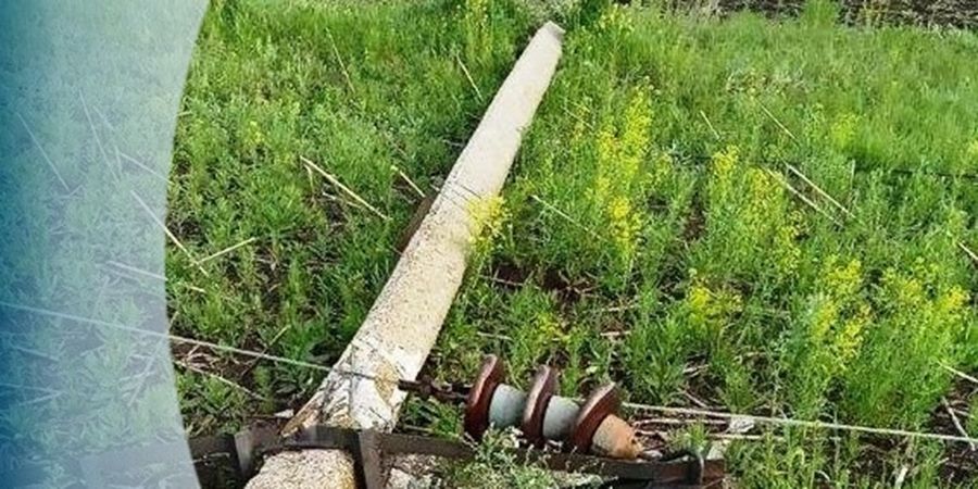 Под Аткарском тракторист сбил столб и оставил 26 населенных пунктов без света