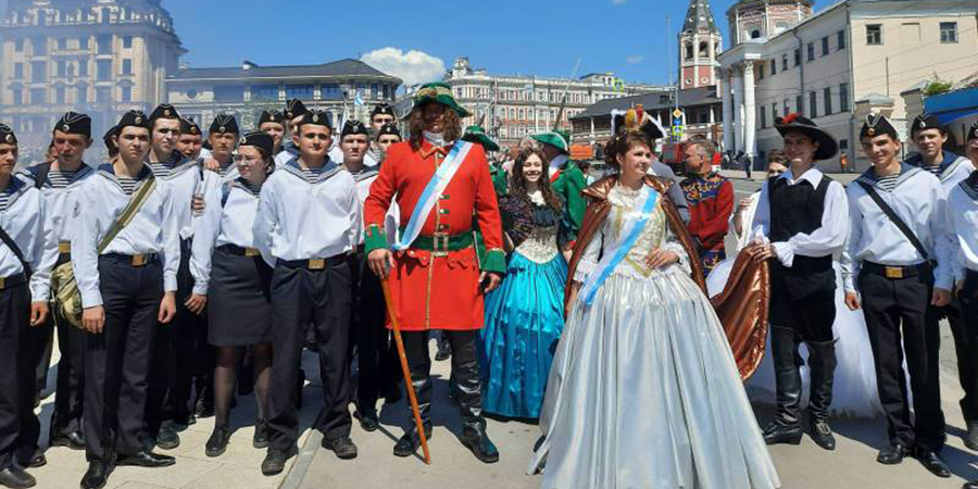В Саратове свыше 2000 студентов и педагогов поучаствовали в празднике в честь Петра I
