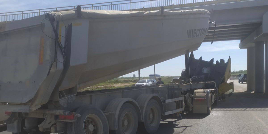 На СКАД грузовик с поднятым прицепом протаранил мост
