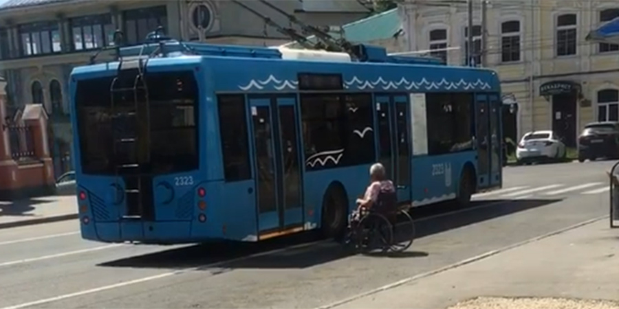 В Саратове накажут водителя троллейбуса за отказ брать в салон колясочницу