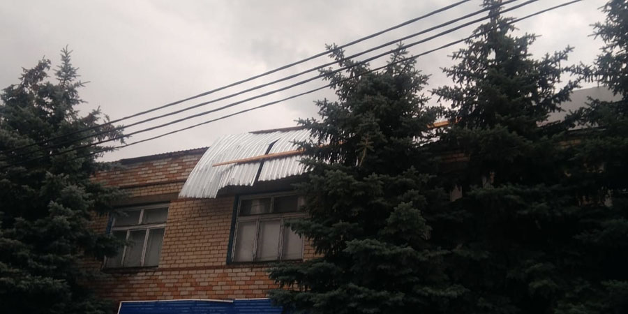 В Ивантеевке сильный ветер сорвал крышу со здания МФЦ