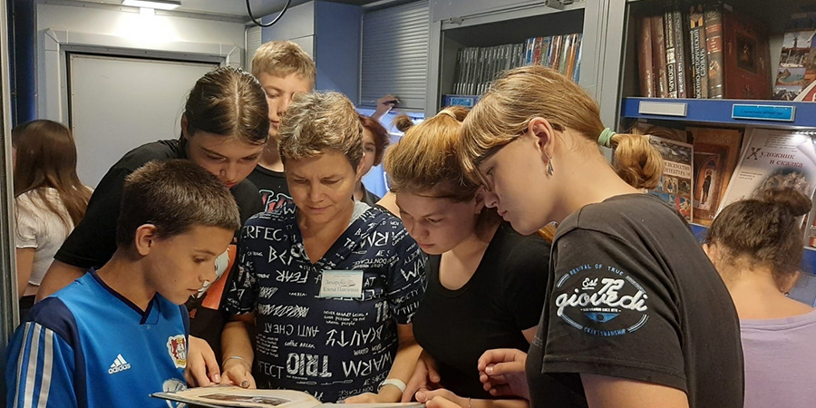 Детям из лагеря «Дубрава» показали библиомобиль и рассказали о визите Петра I в Саратов
