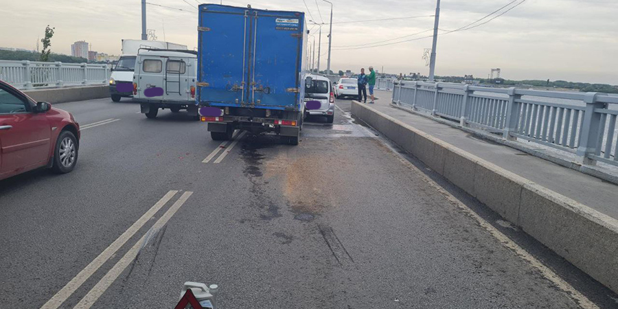 Пассажирка «Лады» пострадала в массовом ДТП на мосту Саратов-Энгельс
