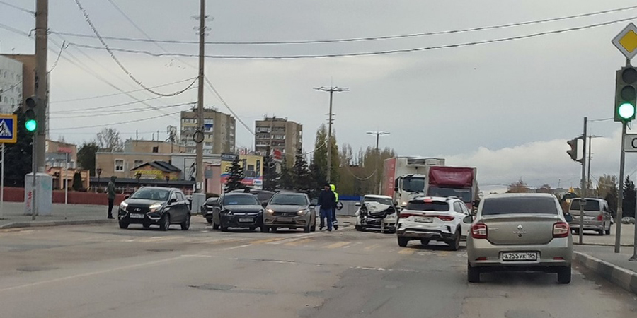 В Балакове у администрации столкнулись 5 автомобилей