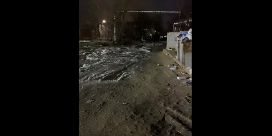 Во дворе на Лебедева-Кумача образовались ледяные ухабы из-за потопа