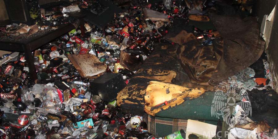 В Балашове жильцов эвакуировали из-за пожара в заваленной мусором квартире