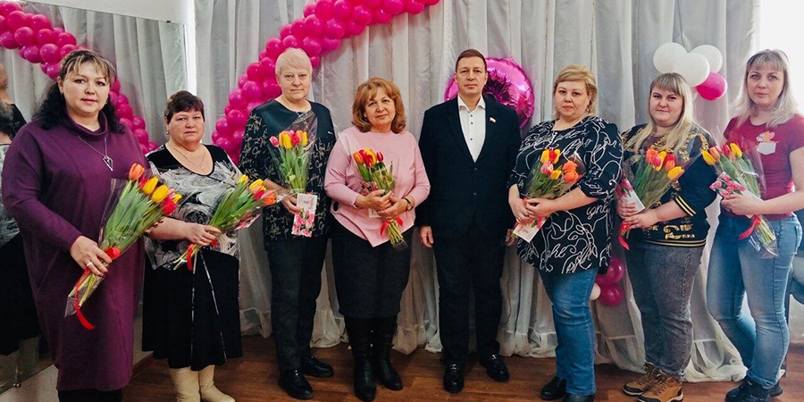 В Энгельском районе цветами поздравили жен и матерей участников СВО