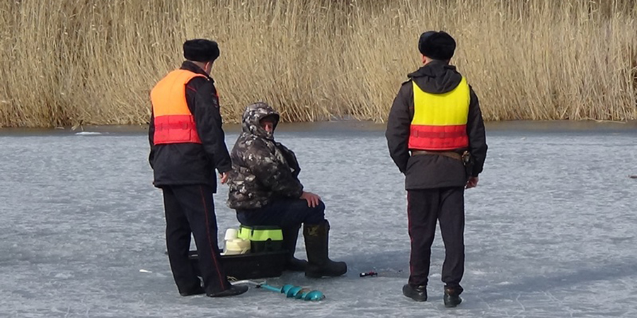 В Энгельсе 12 рыбаков нарушили запрет выхода на лед