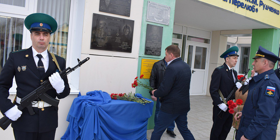  В Перелюбе открыли мемориальную доску в честь погибшего  в СВО Валерия Орлова
