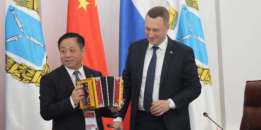Губернатор Роман Бусаргин подарил китайскому послу саратовскую гармошку