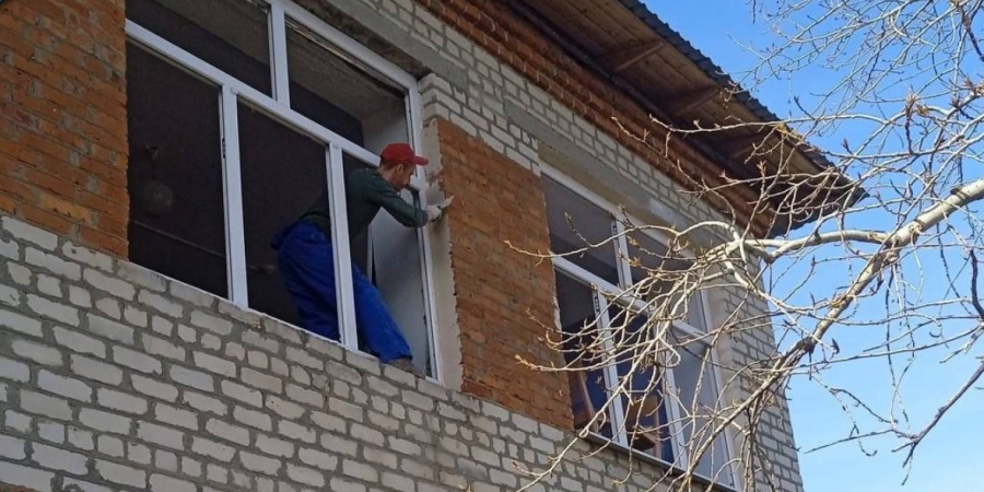 В сельской школе Хвалынского района вставили окна и привезли новую технику