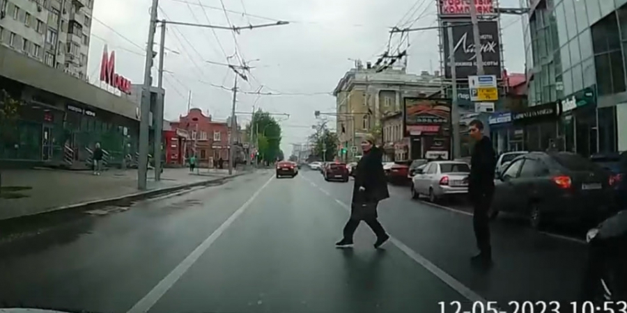 На Московской автолюбитель пожалел пешеходов-нарушителей и подверг их опасности