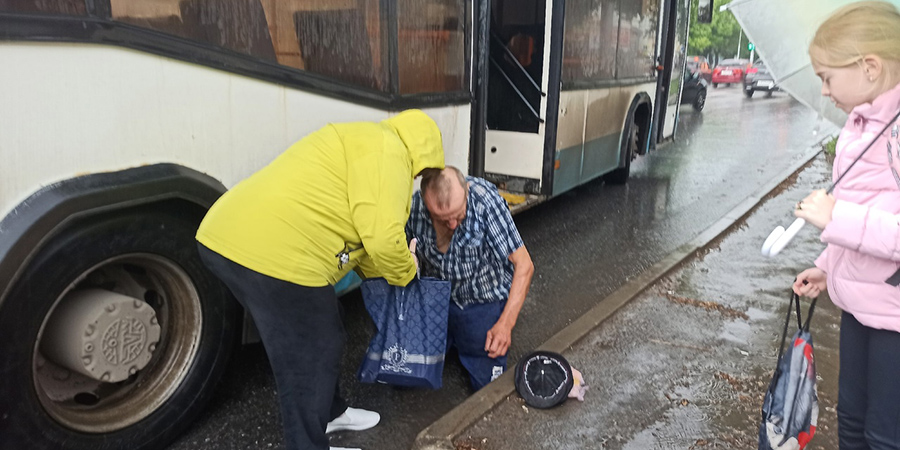 В Саратове водитель вытолкнул из автобуса пожилого мужчину за неоплаченный проезд