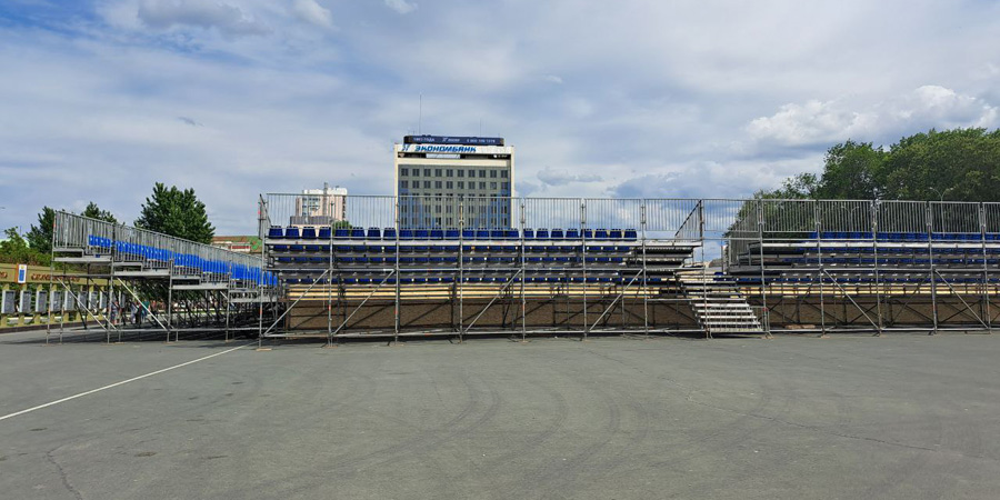 На Театральной площади ставят стадион для чемпионата РФ по пляжному футболу