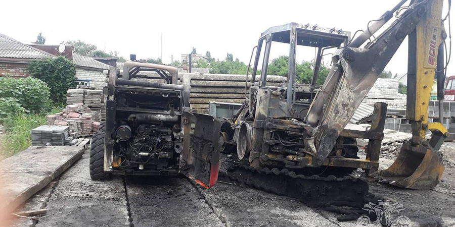 В Аткарске ночью сгорели 2 трактора