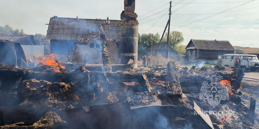 Под Хвалынском у 74-летнего сельчанина полностью сгорел деревянный дом