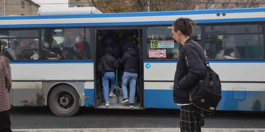 В Саратове перевозчики 3 маршрутов отказали пассажирам в посадке