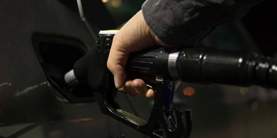 Удорожание бензина в районах области объяснили «независимостью» поставщиков