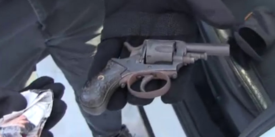Житель Калининска задержан за продажу револьвера «Бульдог» из заброшенного села