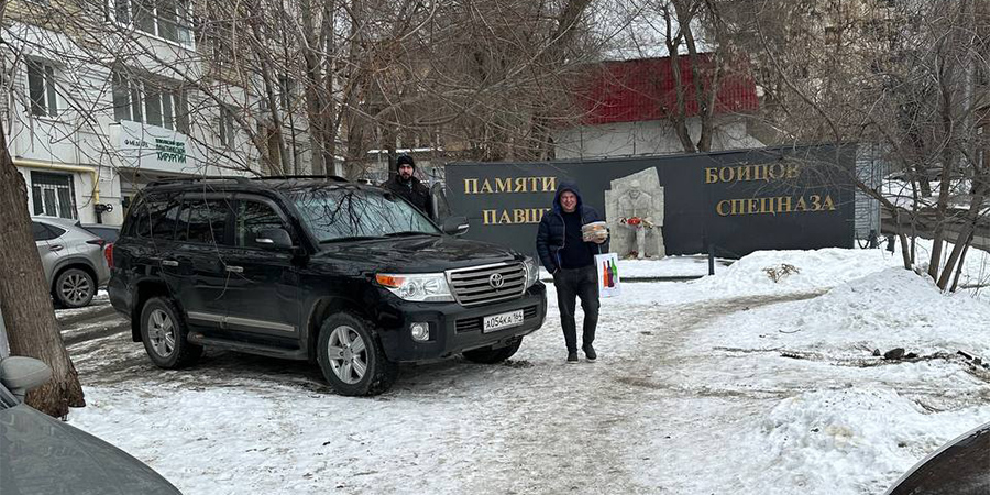 Мэр Саратова пристыдила автохамов за парковку у памятника бойцам спецназа