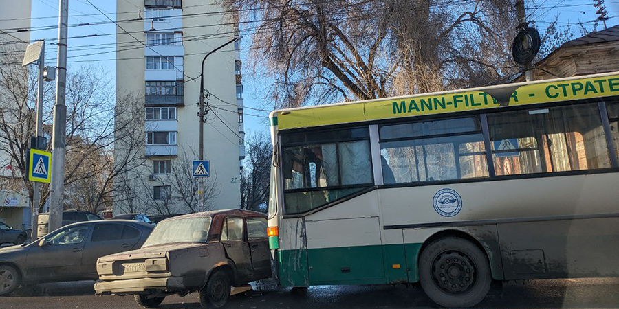 На Чернышевского и Валовой столкнувшиеся «Жигули» и автобус перекрыли дорогу