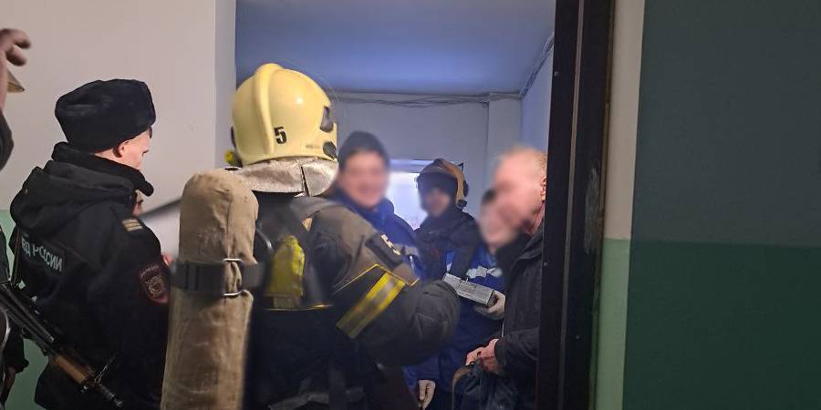 В Ленинском районе пожарные спасли мужчину из задымленной квартиры
