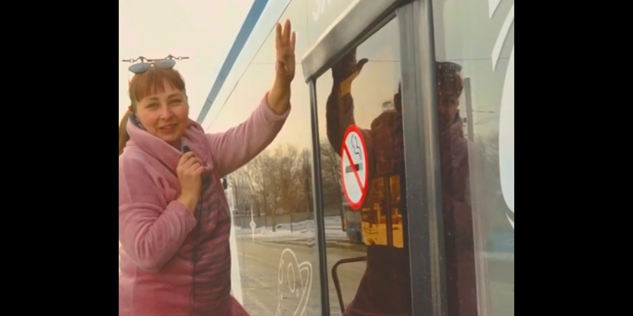 В интернете набирает популярность креативная реклама саратовского электробуса