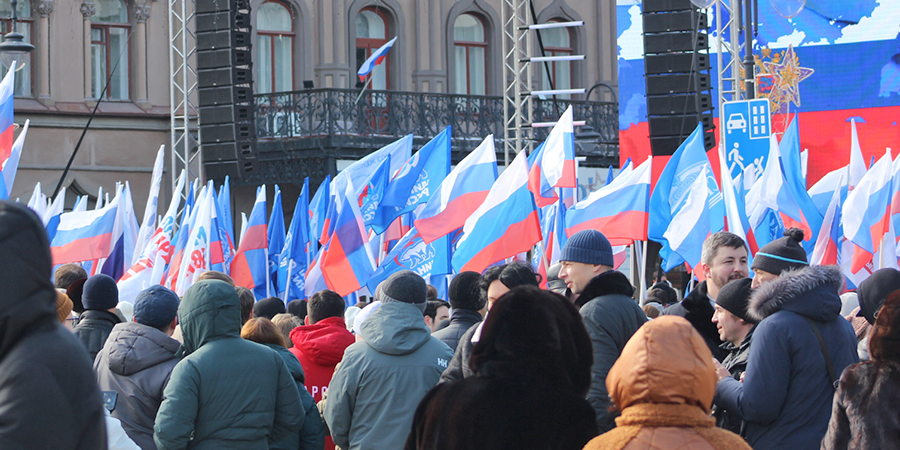 Сотни саратовцев вышли на митинг в поддержку традиционных ценностей России