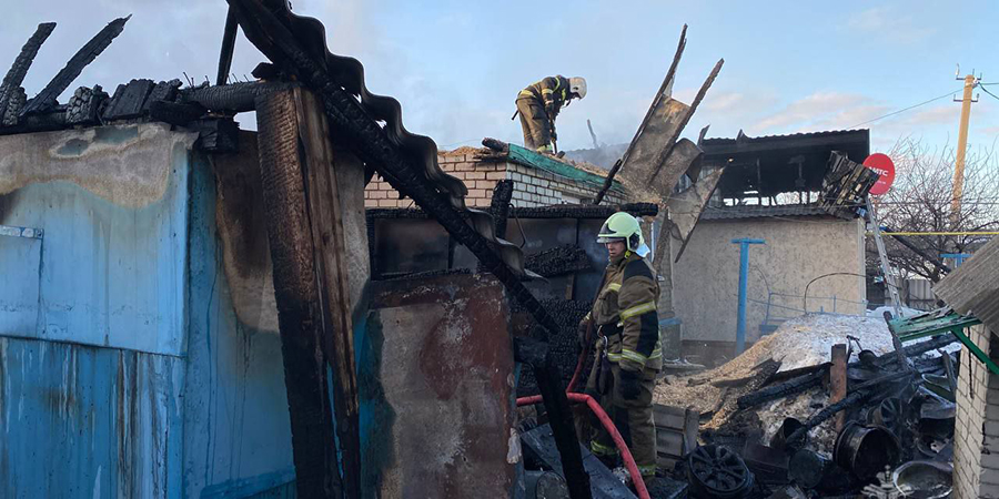 В Завокзальном пожарные расчеты тушат два дома и баню