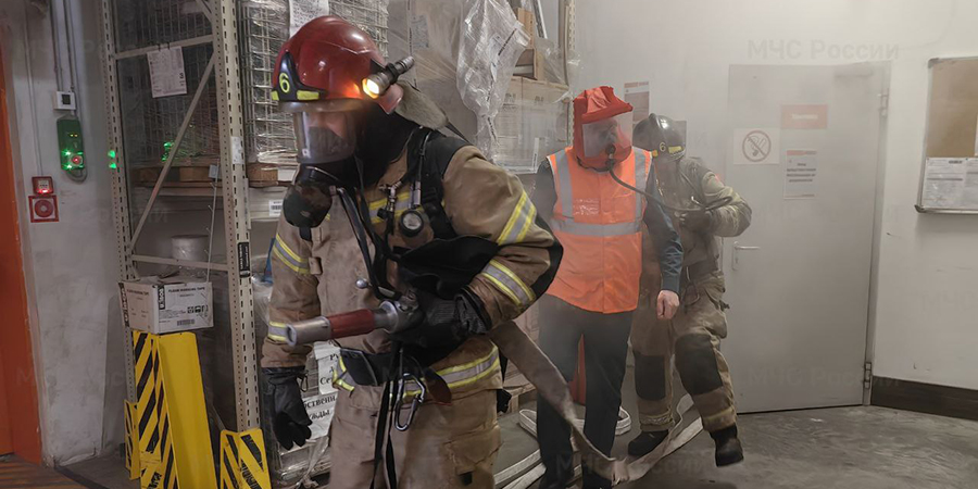 В «Оранжевом» пожарные тренировались тушить склад и «спасли» трех человек
