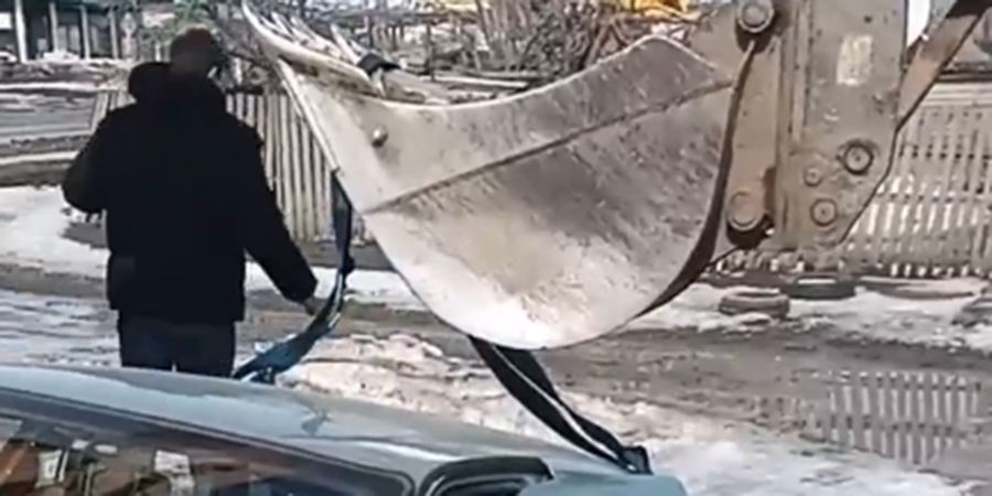 В Пугачеве трактор с помощью ковша вытащил провалившуюся в яму «десятку»